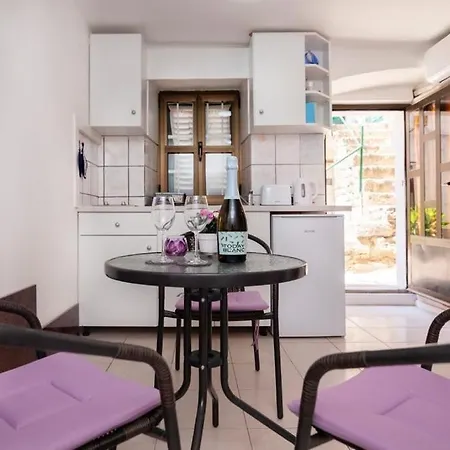 Central Rose In Hearth Of Apartment