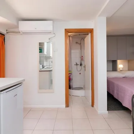 Central Rose In Hearth Of Lägenhet