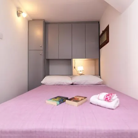 Central Rose In Hearth Of * Split